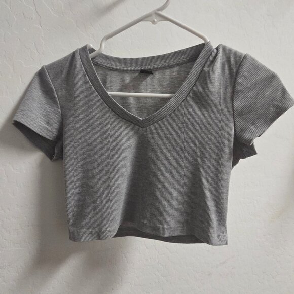Source Unknown Tops - Grey‎ Crop Top-Size Medium-Cute Trendy V-neck